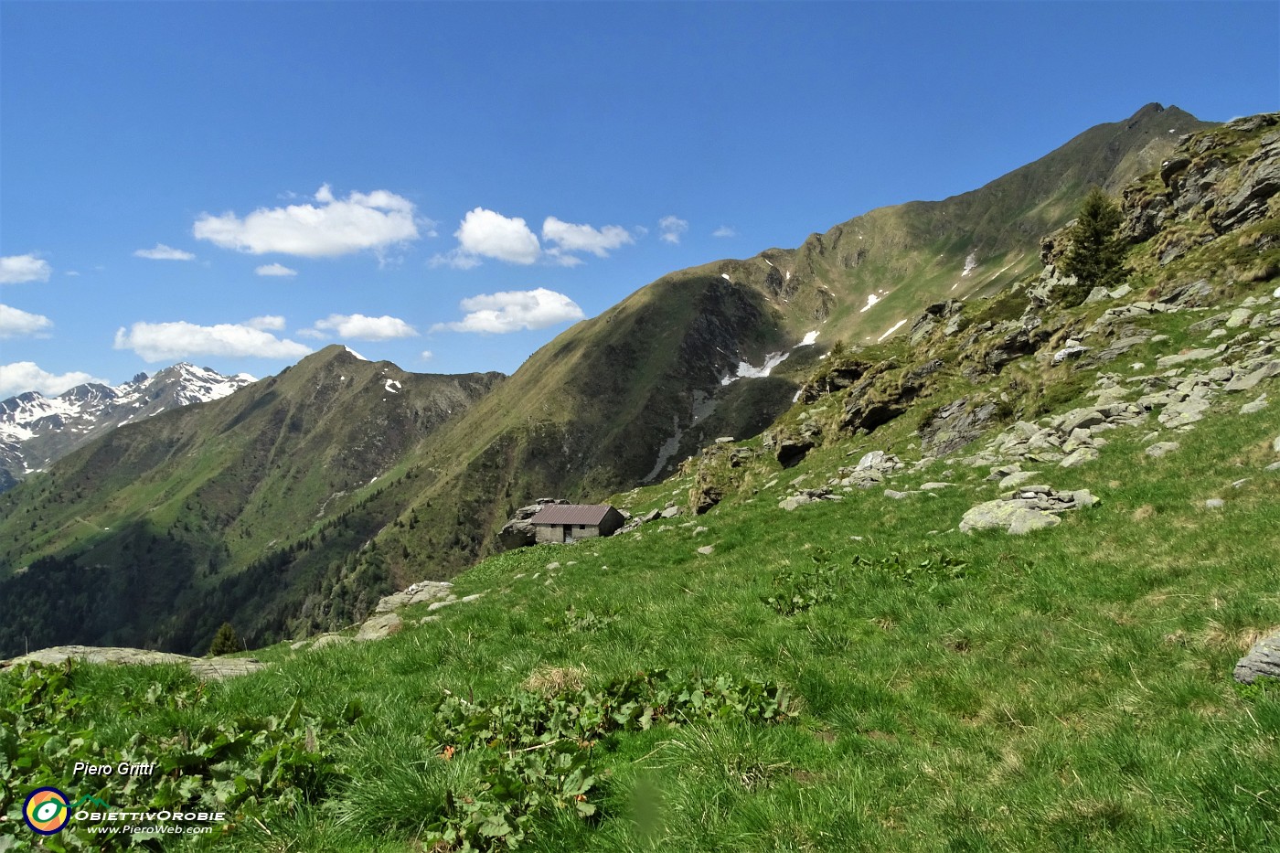 37 Baita addossata a roccione con vista verso il Monte Fioraro.JPG -                                